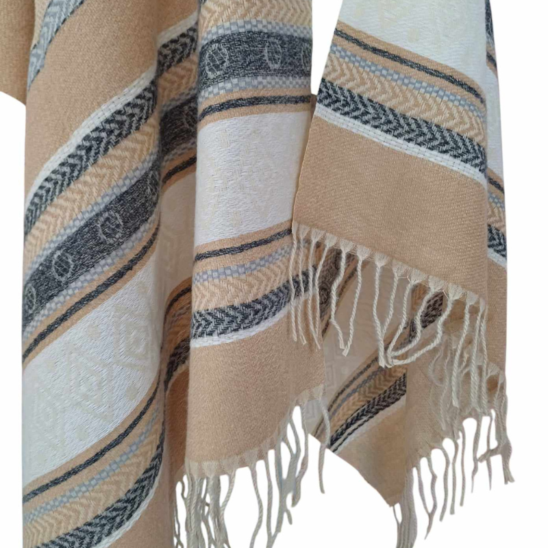 Szal z wełny jagnięcej o pięknym etnicznym wzorze