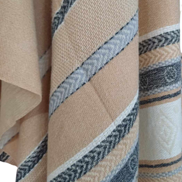 Szal z wełny jagnięcej o pięknym etnicznym wzorze