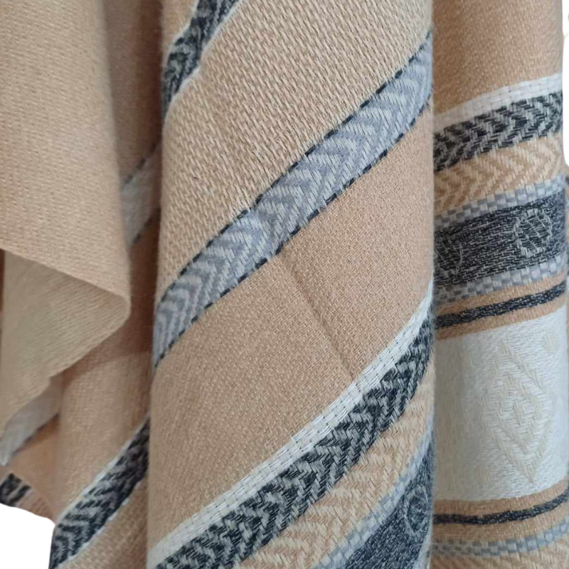 Szal z wełny jagnięcej o pięknym etnicznym wzorze