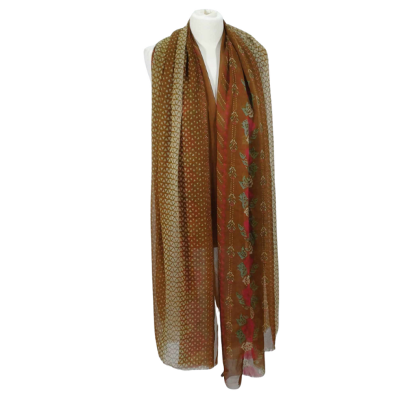 Szal z szyfonu jedwabnego, niezwykle cienki i zwiewny.