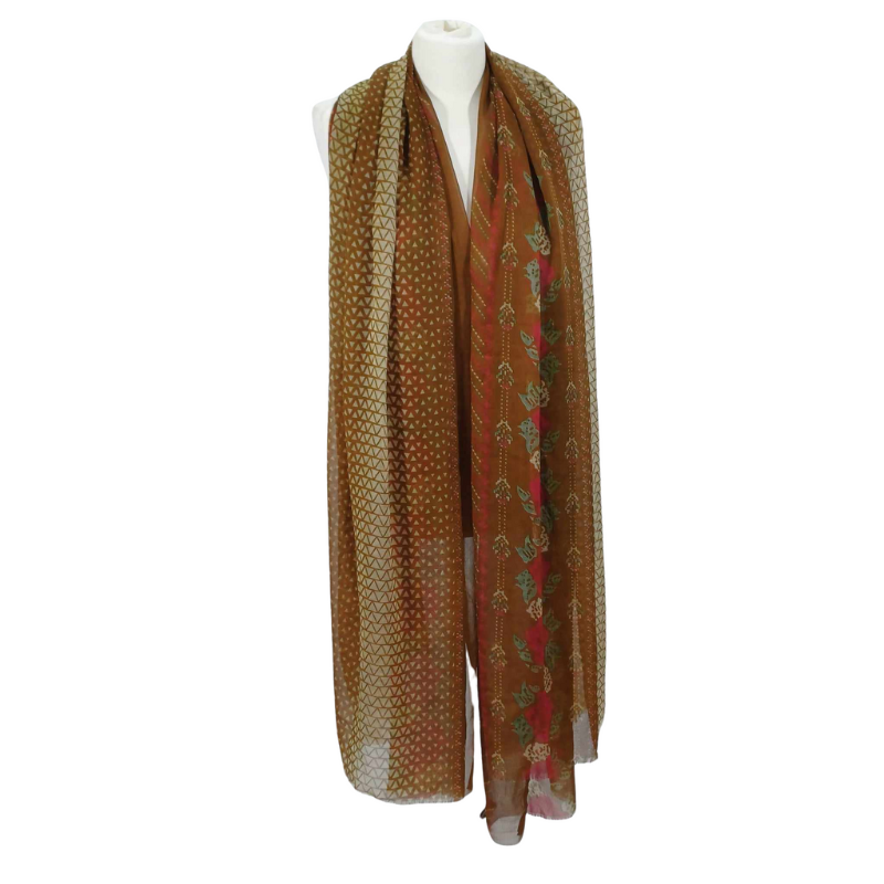 Szal z szyfonu jedwabnego, niezwykle cienki i zwiewny.