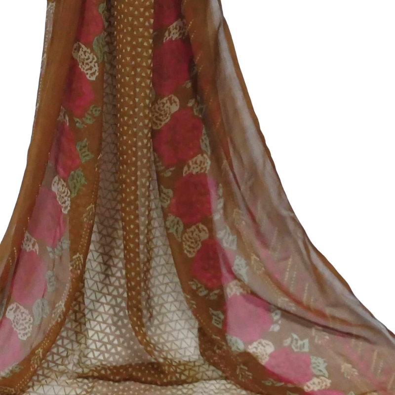 Szal z szyfonu jedwabnego, niezwykle cienki i zwiewny.