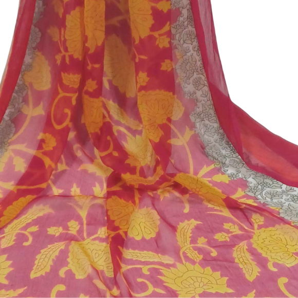 Szal z szyfonu jedwabnego, niezwykle cienki i zwiewny.