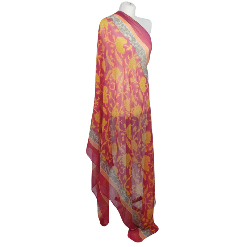 Szal z szyfonu jedwabnego, niezwykle cienki i zwiewny.