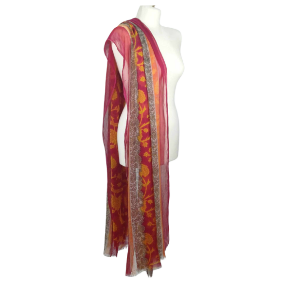 Szal z szyfonu jedwabnego, niezwykle cienki i zwiewny.