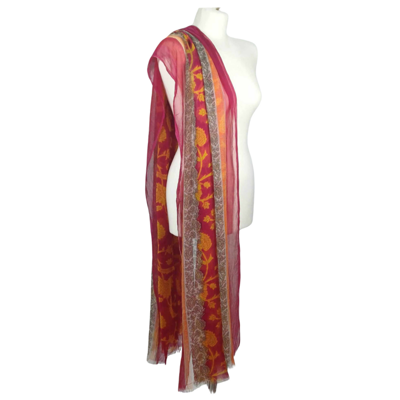 Szal z szyfonu jedwabnego, niezwykle cienki i zwiewny.