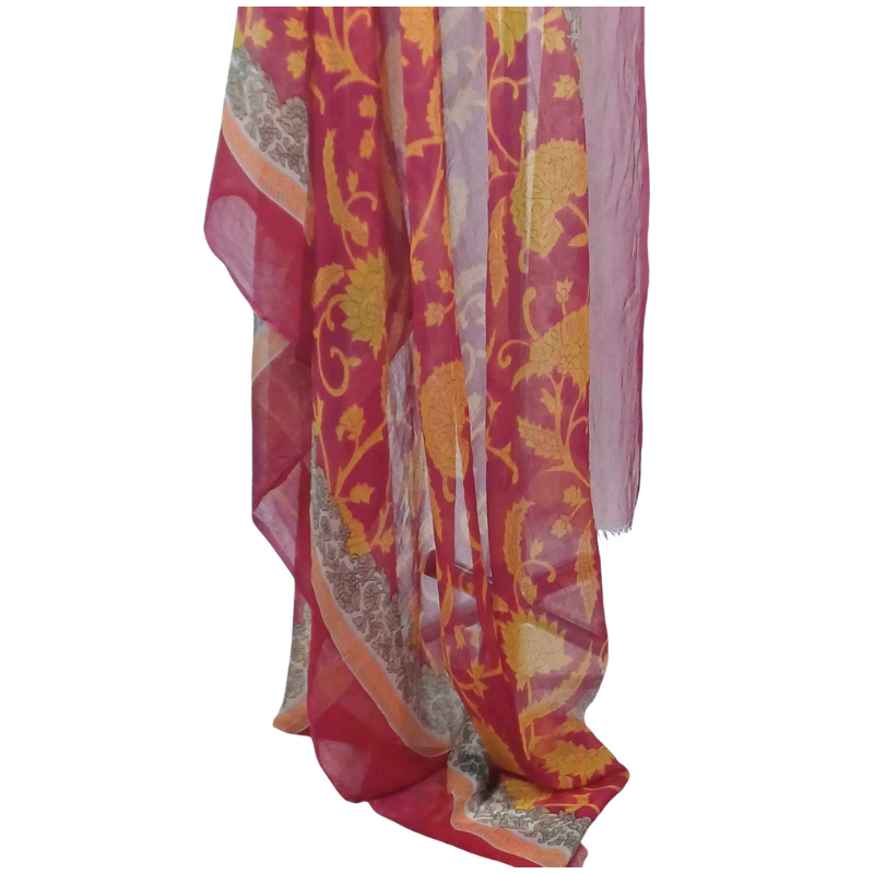 Szal z szyfonu jedwabnego, niezwykle cienki i zwiewny.