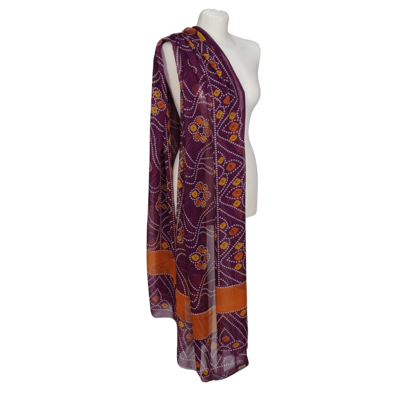 Szal z szyfonu jedwabnego, niezwykle cienki i zwiewny.