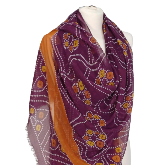 Szal z szyfonu jedwabnego, niezwykle cienki i zwiewny.