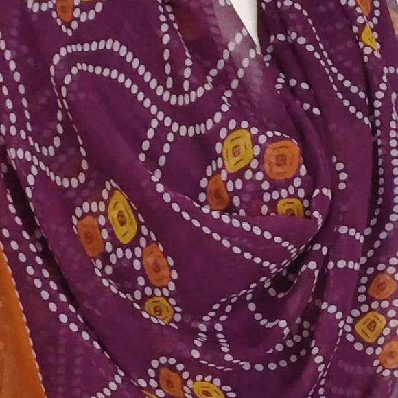 Szal z szyfonu jedwabnego, niezwykle cienki i zwiewny.