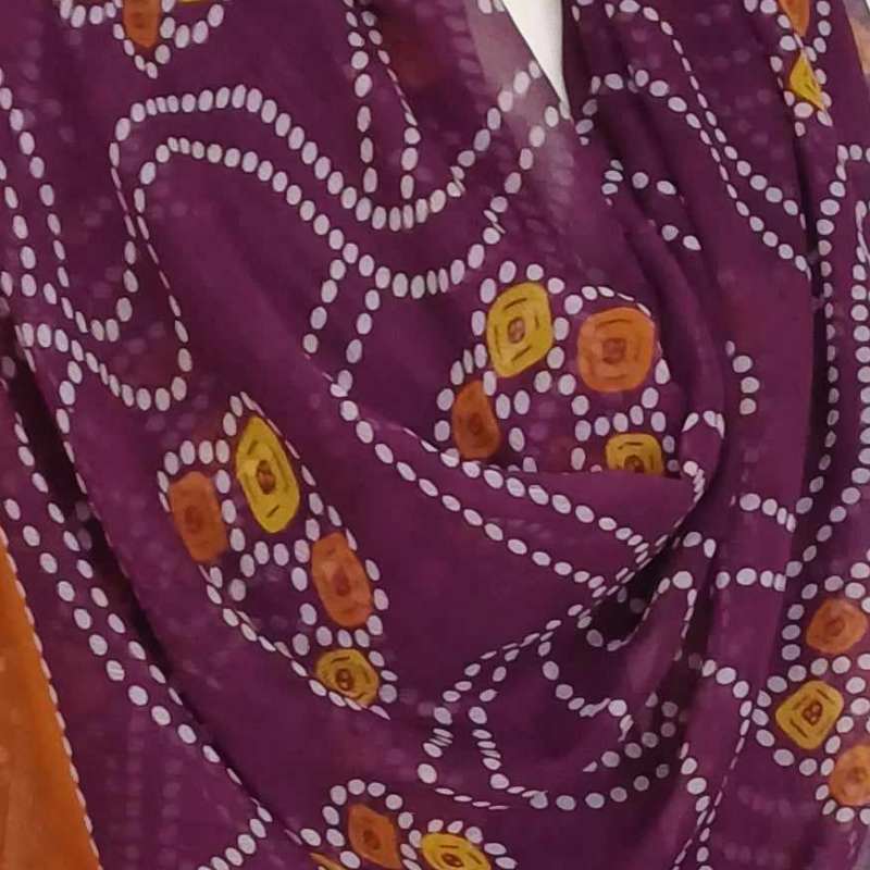 Szal z szyfonu jedwabnego, niezwykle cienki i zwiewny.