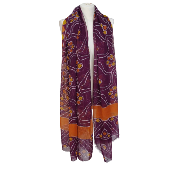 Szal z szyfonu jedwabnego, niezwykle cienki i zwiewny.