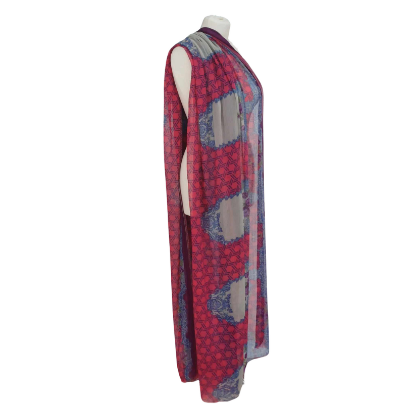 Szal z szyfonu jedwabnego, niezwykle cienki i zwiewny.