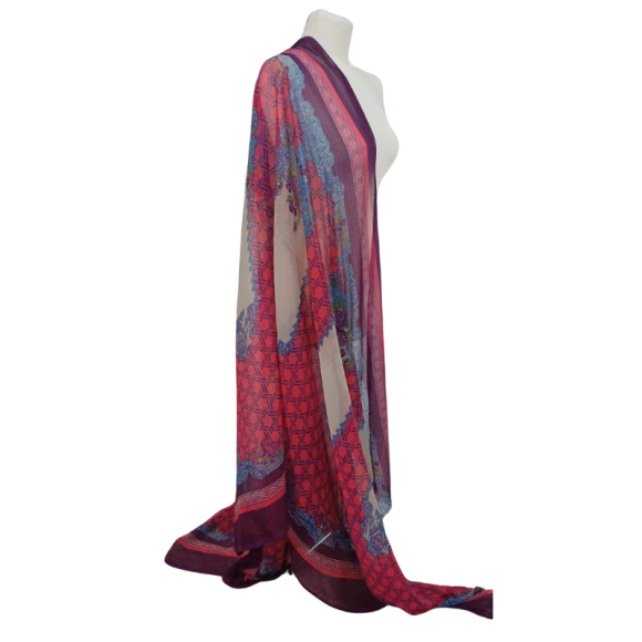 Szal z szyfonu jedwabnego, niezwykle cienki i zwiewny.