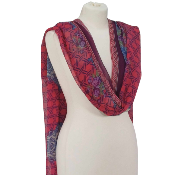 Szal z szyfonu jedwabnego, niezwykle cienki i zwiewny.