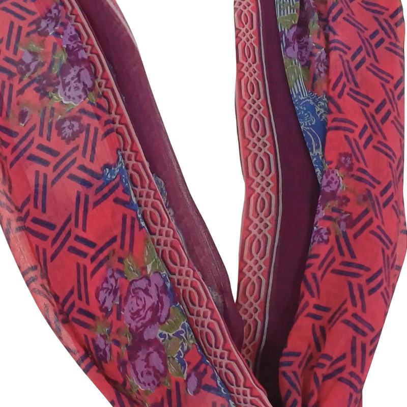 Szal z szyfonu jedwabnego, niezwykle cienki i zwiewny.