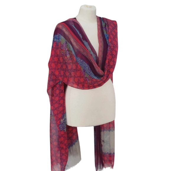 Szal z szyfonu jedwabnego, niezwykle cienki i zwiewny.