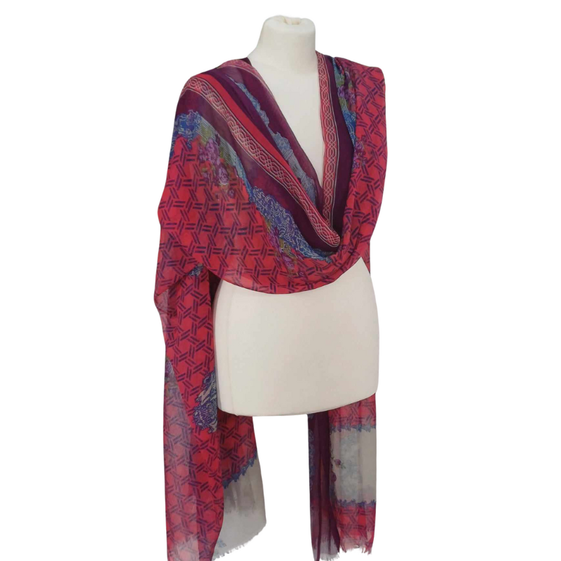 Szal z szyfonu jedwabnego, niezwykle cienki i zwiewny.