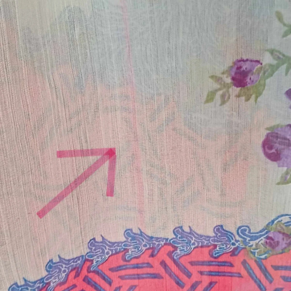 Szal z szyfonu jedwabnego, niezwykle cienki i zwiewny.