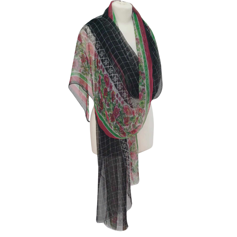 Szal z szyfonu jedwabnego, niezwykle cienki i zwiewny.