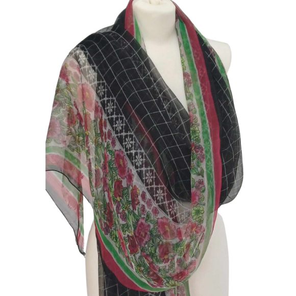 Szal z szyfonu jedwabnego, niezwykle cienki i zwiewny.