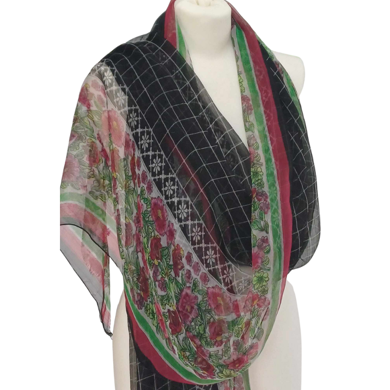 Szal z szyfonu jedwabnego, niezwykle cienki i zwiewny.