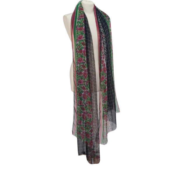 Szal z szyfonu jedwabnego, niezwykle cienki i zwiewny.