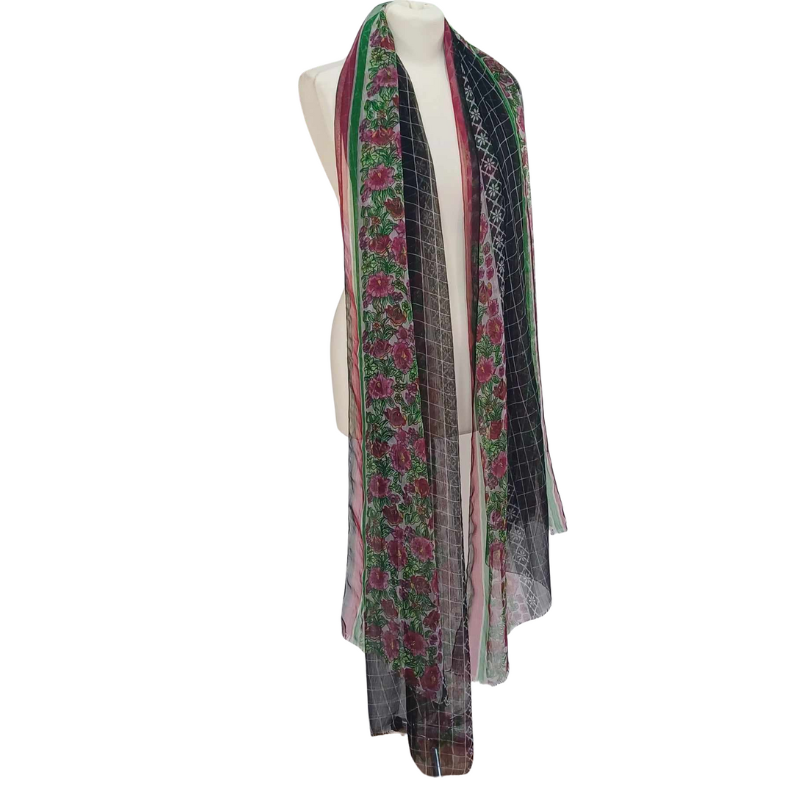 Szal z szyfonu jedwabnego, niezwykle cienki i zwiewny.