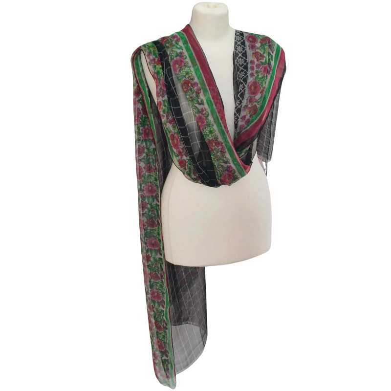 Szal z szyfonu jedwabnego, niezwykle cienki i zwiewny.