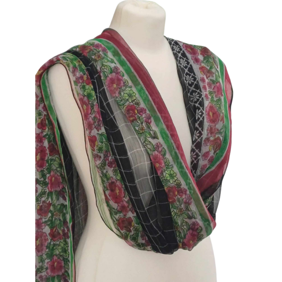 Szal z szyfonu jedwabnego, niezwykle cienki i zwiewny.