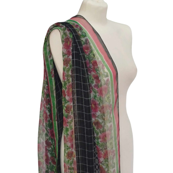 Szal z szyfonu jedwabnego, niezwykle cienki i zwiewny.