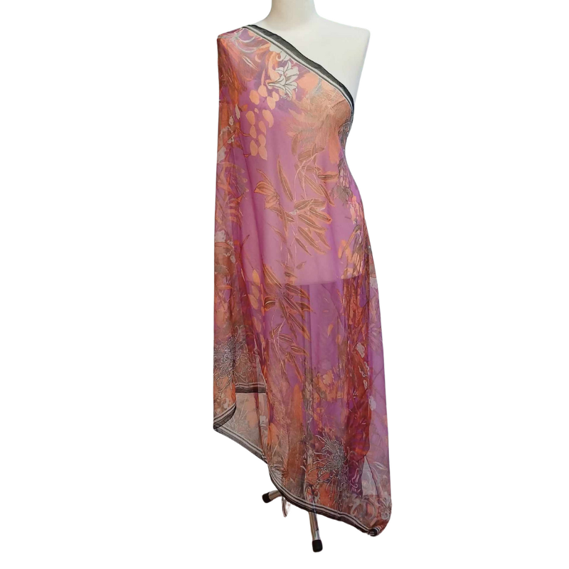 Szal z szyfonu jedwabnego, niezwykle cienki i zwiewny.