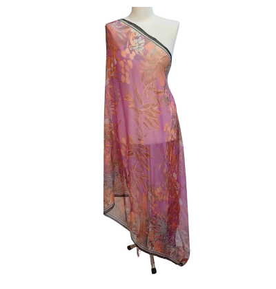 Szal z szyfonu jedwabnego, niezwykle cienki i zwiewny.