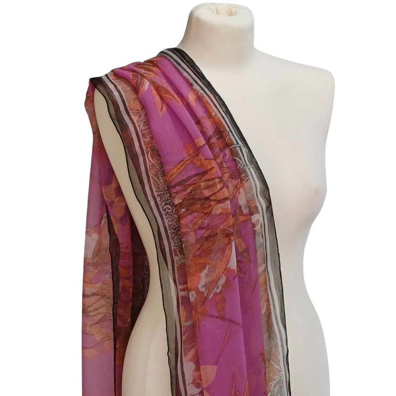 Szal z szyfonu jedwabnego, niezwykle cienki i zwiewny.