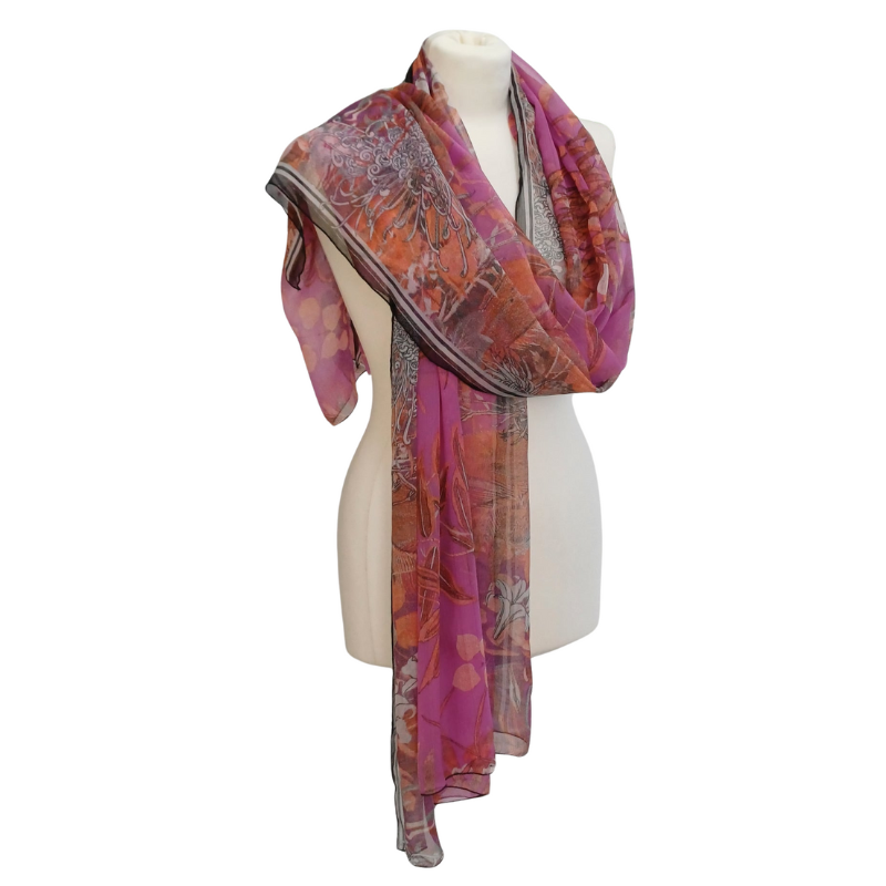 Szal z szyfonu jedwabnego, niezwykle cienki i zwiewny.