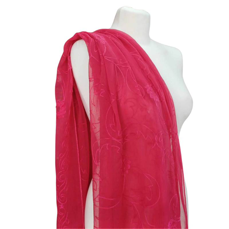 Szal z jedwabnym haftem na kreszowanym szyfonie