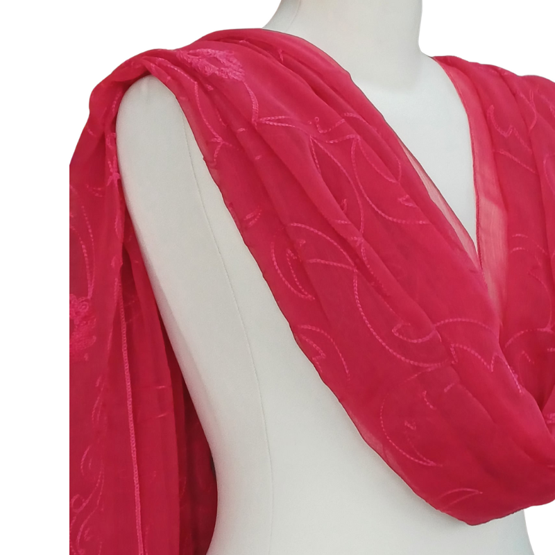 Szal z jedwabnym haftem na kreszowanym szyfonie