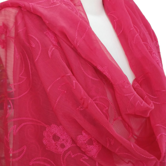 Szal z jedwabnym haftem na kreszowanym szyfonie