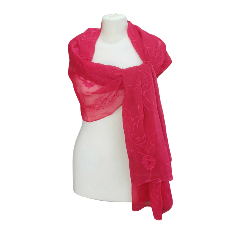 Szal z jedwabnym haftem na kreszowanym szyfonie