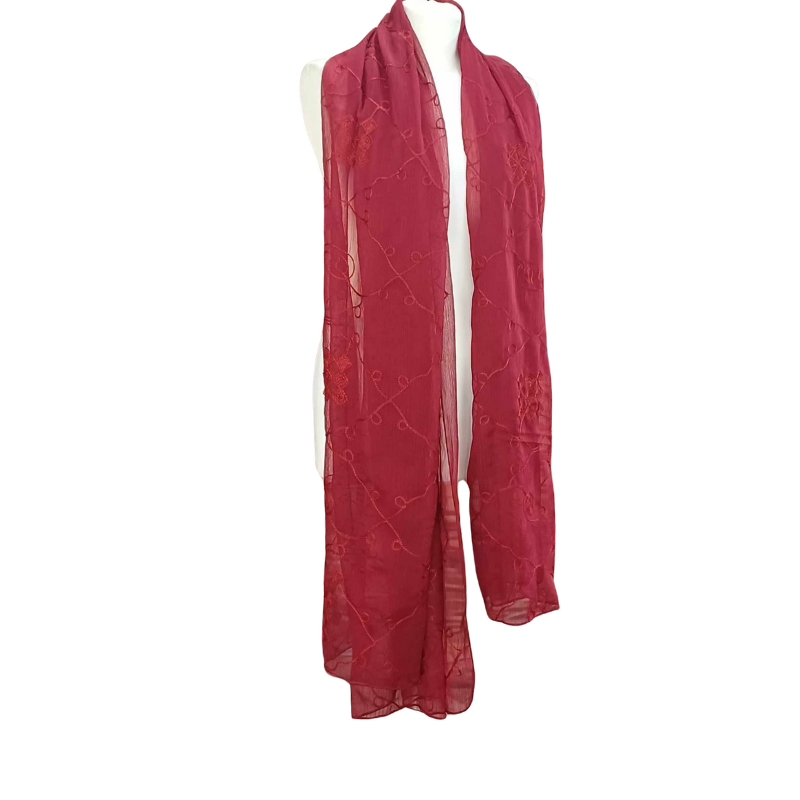 Szal z jedwabnym haftem na kreszowanym szyfonie