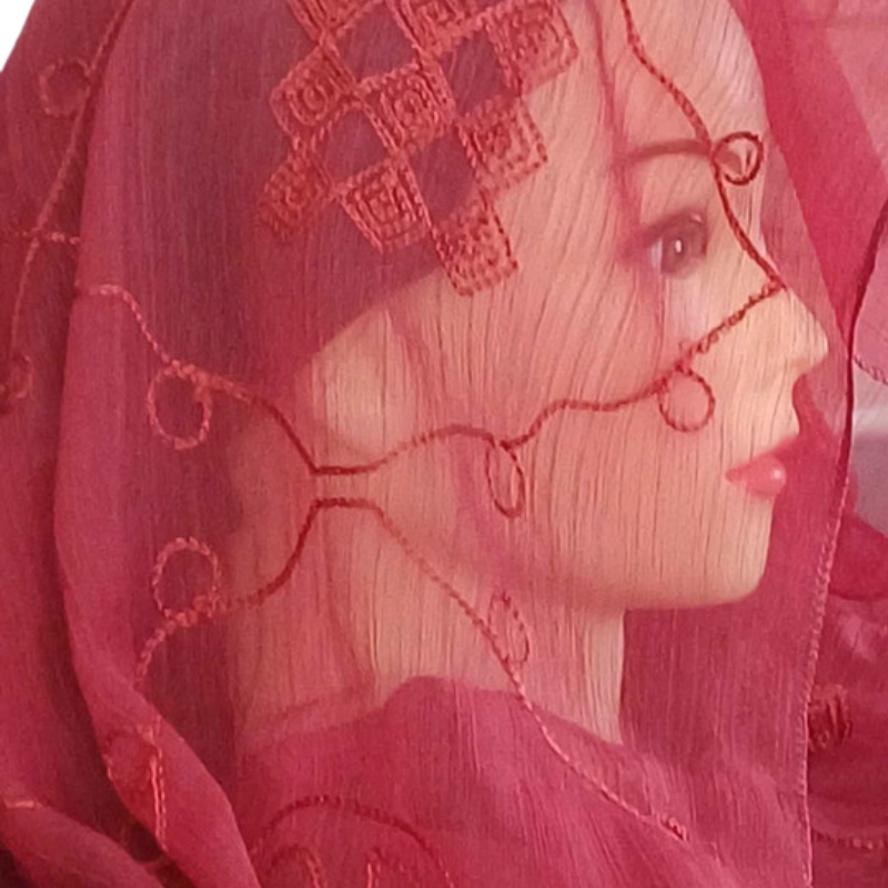 Szal z jedwabnym haftem na kreszowanym szyfonie