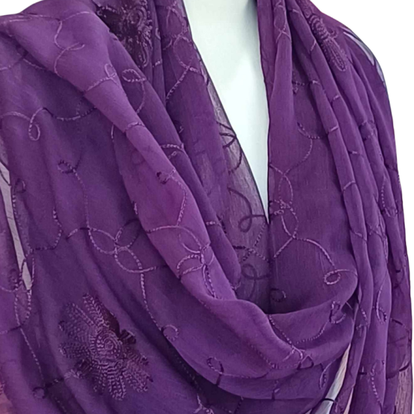 Szal z jedwabnym haftem na kreszowanym szyfonie