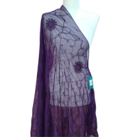 Szal z jedwabnym haftem na kreszowanym szyfonie