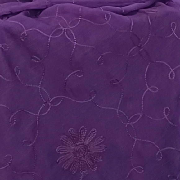 Szal z jedwabnym haftem na kreszowanym szyfonie