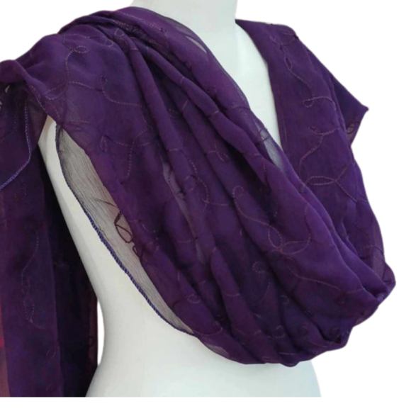 Szal z jedwabnym haftem na kreszowanym szyfonie