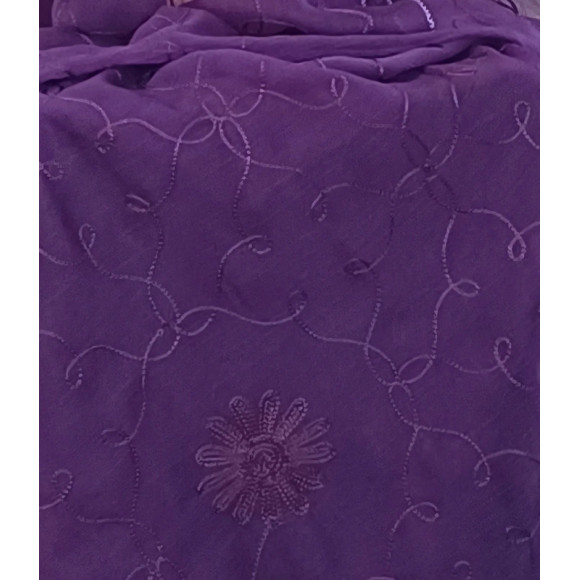 Szal z jedwabnym haftem na kreszowanym szyfonie