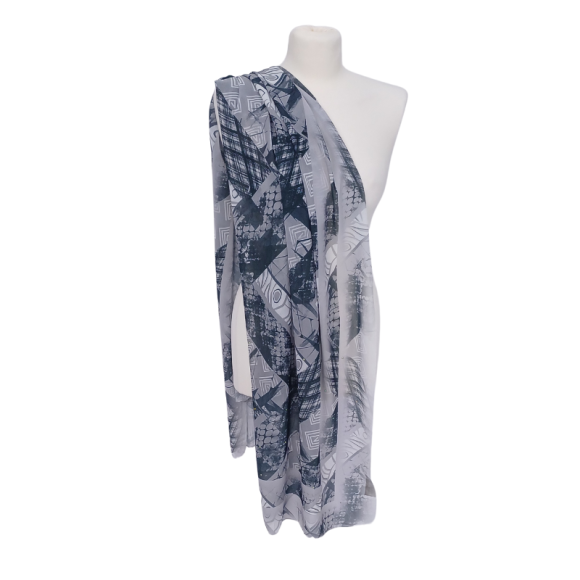 Szal z jedwabnej żorżety zdobiony kryształkami.