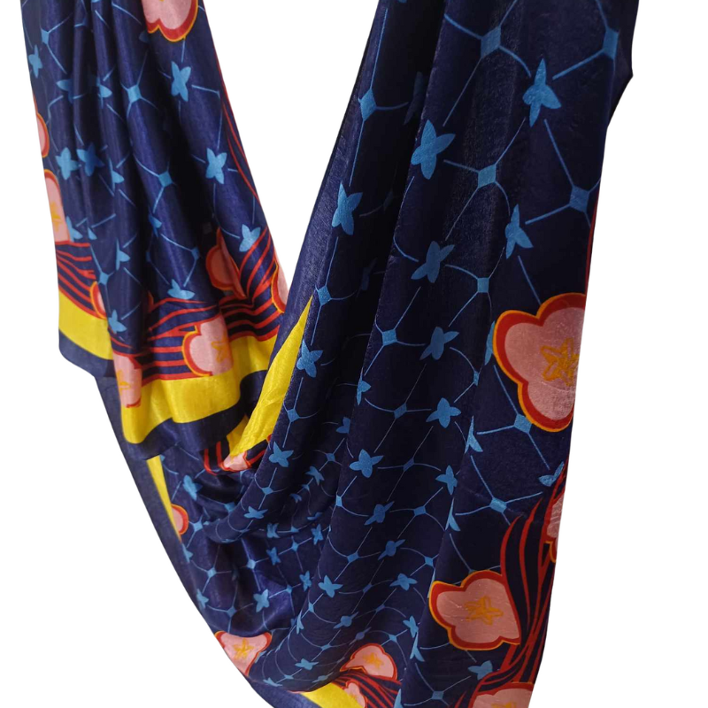 Szal z jedwabiu naturalnego.