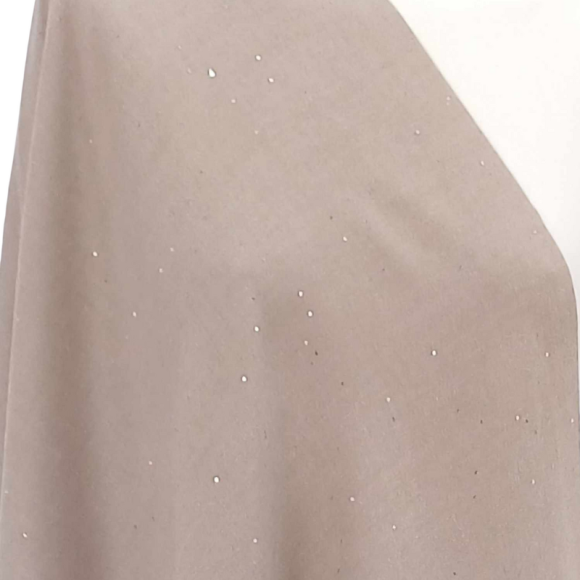 Szal wełniany z runa Kozy Changthangi, zdobiony malutkimi cekinami.