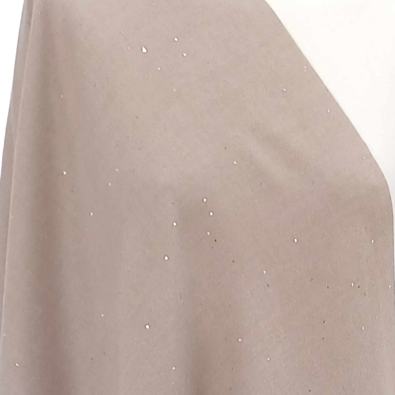 Szal wełniany z runa Kozy Changthangi, zdobiony malutkimi cekinami.